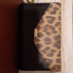 Leopard clutch